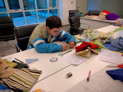 Isaac Jiménez, estudiante de Pedagogía en Educación Básica, participó como monitor en el "Taller de arpilleras biográficas de futuros/as docentes"