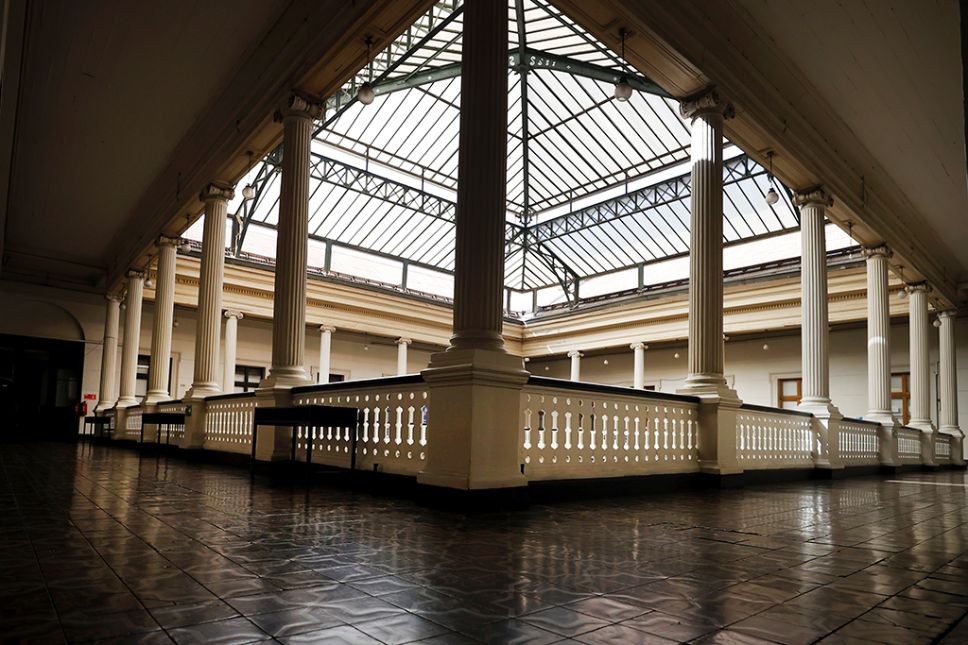El lunes 22 de septiembre, la Universidad de Chile da un paso más en el mejoramiento de su infraestructura pública, con el inicio de la renovación de la cubierta del centenario edificio.