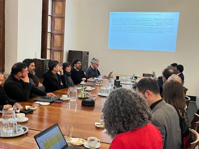 "Es muy relevante dar a conocer las dos maneras en que las facultades o unidades académicas colaboran en este proceso y que están vinculadas al trabajo de las comisiones locales de autoevaluación institucional y a la muestra intencionada de programas formativos que lidera la vicerrectoría de asuntos académicos”, dijo Thomas Griggs durante la exposición.