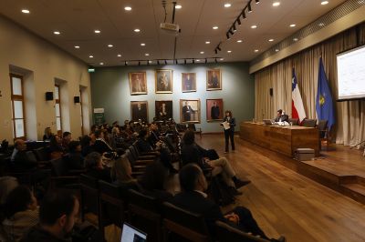 "Nuestro desafío es plasmar la excelencia, riqueza y diversidad de la universidad en el informe que entregaremos a la CNA en marzo de 2025”, dijo la Prorrectora Alejandra Mizala