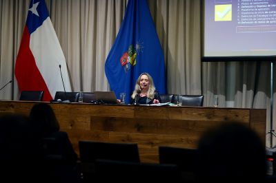 Durante la reunión plenaria, Anita Rojas, subdirectora de pregrado y quien coordina el equipo que aplicó la encuesta de autoevaluación, dio a conocer algunas cifras y resultados preliminares del instrumento.