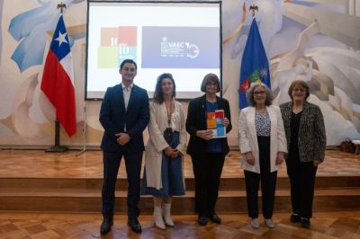 La vicerrectora Josiane Bonnefoy, acompañada de las directoras de Bienestar y Desarrollo Estudiantil, Pamela Díaz-Romero, y de Salud Estudiantil, Ivonne Ahlers, y el director de Deportes y Actividad Física, Dylan Padilla, entregó el informe “10 años, 10 desafíos” a la Rectora de la Universidad Rosa Devés. 