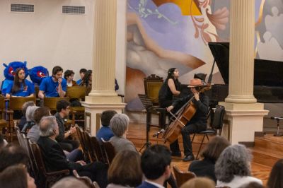 El grupo Crescendo se presentó durante la ceremonia.