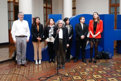 Autoridades de la Universidad, de los ministerios de Salud y Educación, representantes del Consejo Asesor, además de la parlamentaria Emilia Schneider, participaron en un punto de prensa al finalizar la actividad.