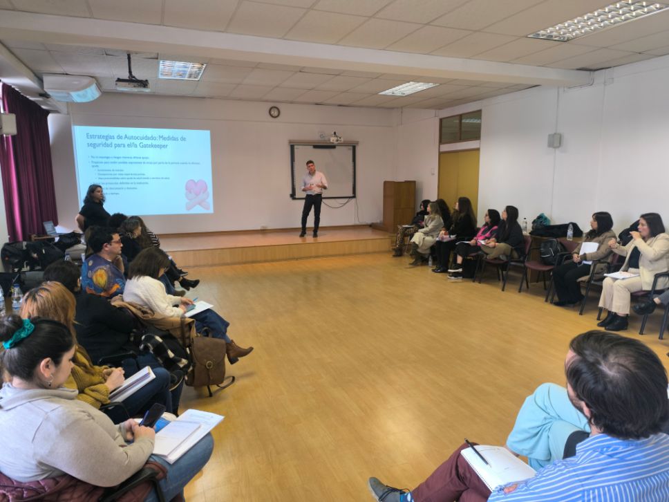 Durante agosto profesionales de la Dirección de Salud Estudiantil (DSE) participaron en el plan de entrenamiento para capacitadores en Gatekeepers. La iniciativa busca formar personas con habilidades para realizar una primera atención psicológica, evaluar y gestionar riesgos, y activar oportunamente las redes de apoyo pertinentes