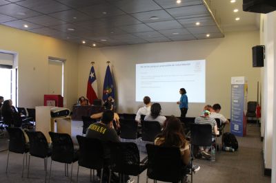 Dr. Viviana Guajardo, psiquiatra encargada del programa de salud mental de la facultad de medicina, participó como docente invitada en la primera sesión del curso.