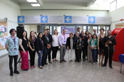  la inauguración de la actividad con presencia de la Prof. Ivonne Ahlers Moreno, directora de Salud Estudiantil; el Prof. Miguel O’Ryan, decano Facultad de Medicina; la Prof. Irene Morales Bozo, decana Facultad de Odontología; la Prof. Soledad Bollo Dragnic, vicedecana de la Facultad de Cs. Químicas y Farmacéuticas; y el Dr. Eduardo Tobar Almonacid, Director General del HCUCH, a quienes se sumaron autoridades de oficinas de bienestar estudiantil de las facultades involucradas. 