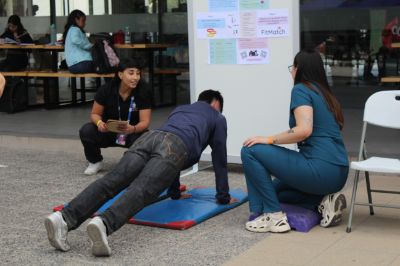  El módulo de estudiantes de kinesiología llamó la atención de la comunidad de ambas facultades con un intervención centrada en la activación física. La actividad tuvo el objetivo de que las personas experimenten lo que significa entrenar con un partner, lo que implica la motivación mutua, competencia sana y acompañamiento.