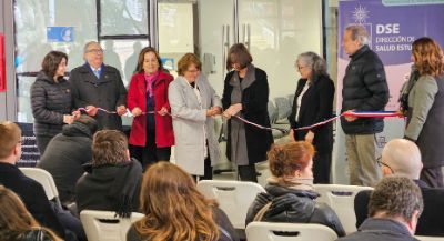 Con la presencia de autoridades del campus JGM, la vicerrectora de Asuntos Estudiantiles y Comunitarios y la presidenta de la FECh, la rectora Devés inauguró el nuevo edificio de salud.