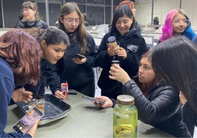 Estudiantes visitando los laboratorios de FAVET