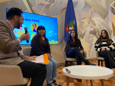 Liliana Pilquinao, Renata Parra y Carolina Caris conversan con Rodrigo Loyola, profesional PACE UCH.