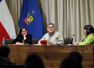 Los académicos Patricio Felmer, Director de la Iniciativa ARPA y María Beatriz Fernández, investigadora del CIAE, durante la presentación del libro. Modera el diálogo Claudia Díaz, profesional PACE. 