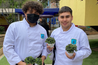 Estudiantes de la especialidad de gastronomía durante la preparación de la actividad. 