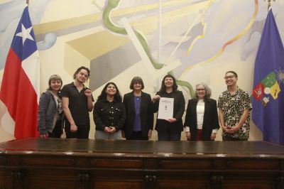 Los representantes del CDP y el Congreso Estudiantil compartieron los nuevos estatutos con la rectora Rosa Devés y la Vicerrectora VAEC, Josiane Bonnefoy.