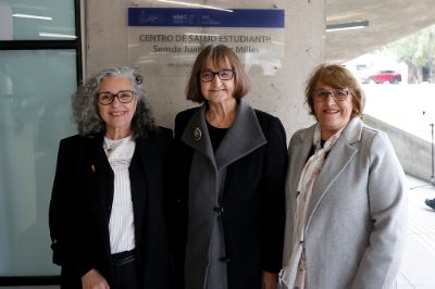 La profesora Josiane Bonnefoy, vicerrectora de Asuntos Estudiantiles y Comunitarios; la rectora Rosa Devés y la directora de salud estudiantil, Ivonne Ahlers, develaron la placa conmemorativa del nuevo Centro de Salud Estudiantil.