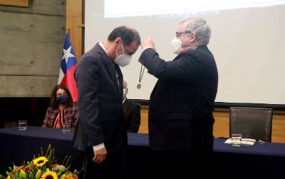 El nuevo decano recibió la Medalla Andrés Bello de manos del Rector Ennio Vivaldi.