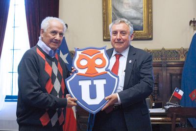 El Rector Vivaldi recibió al ídolo futbolístico recientemente en la Universidad, junto a otros integrantes del denominado "Ballet Azul".