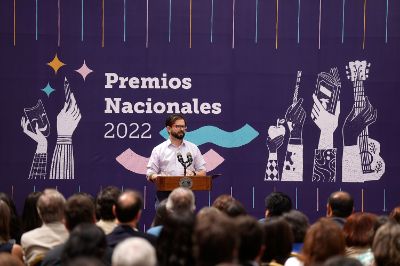 El Presidente aprovechó de anunciar que impulsará la entrega anual "del Premio Nacional de Literatura, un año a la narrativa y un año a la poesía“, modificando así la estructura actual que considera una entrega cada dos años.