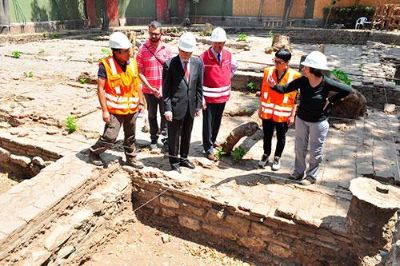 VISTA DEL PROCESO DE EXCAVACIÒN: ARQUEOLOGOS, RECTOR VICTOR PEREZ, ARQUITECTOS EMPRESA AMBITO Y GERENTES  DE METRO.