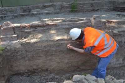 VISTA ARQUEOLOGO CLAUDIO ROZAS CARACTERIZANDO  ESTRATIGRAFÌA DEL SITIO-