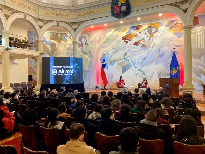 La nueva Dirección buscará que las egresadas y egresados sigan vinculados a la Universidad de Chile.