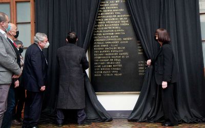 Autoridades develaron la placa que reúne los nombres de los rectores de la Universidad de Chile, espacio patrimonial que hoy tiene inscrito al profesor Vivaldi, Rector 2014-2022. 