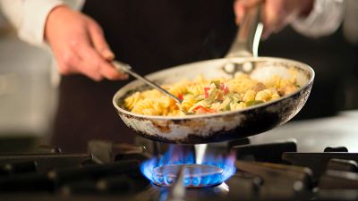 La inocuidad alimentaria se define como la “garantía de que los alimentos no causaran enfermedad cuando lo preparamos o ingerimos de acuerdo con el uso destinado”.