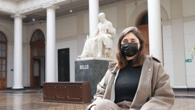 Martina barroeta, detrás de la estatua de andrés bello en casa central