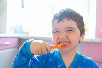 El ciudado de la salud bucal debe comenzar con la aparición de los primeros dientes, explican las especialistas.