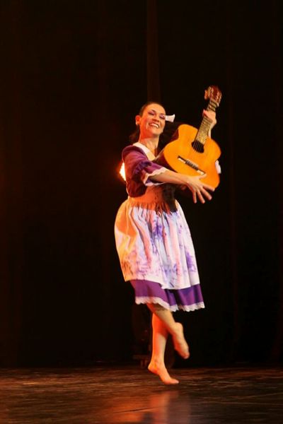 Bailarina Alejandra Augurto con una guitarra 