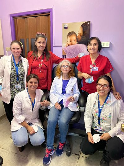 La profesora Mónica Kimelman, junto a parte del equipo del Departamento de Psiquiatría y Salud Mental Sur de la Facultad de Medicina.