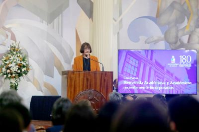 “Ustedes están en el presente, pero son quiénes van a construir esta Universidad en el futuro”, señaló la Rectora Rosa Devés. 