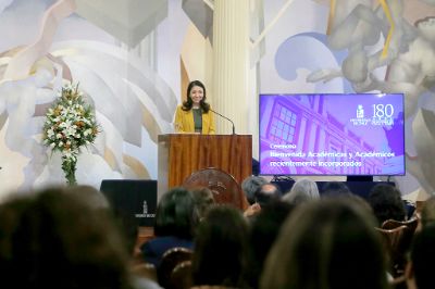 A nombre de las y los nuevos docentes, la profesora Jocelyn Fuentes del Instituto de Nutrición y Tecnología de los Alimentos (INTA), dedicó unas palabras en la ceremonia y respondió a la pregunta sobre qué significa ingresar como académica a la Casa de Bello. 