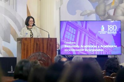 “Espero que cada uno pueda desplegar su creatividad sin limitaciones, cumplir sus convicciones y nunca olvidar la misión de la Universidad”, señaló profesora Leonor Armanet.