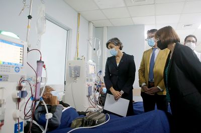 Durante la actividad, las autoridades participaron de un recorrido por algunas de las dependencias del Hospital Clínico de la Universidad de Chile, entre ellas el sector de Imagenología, y al sector de pacientes de la Unidad de Diálisis. 