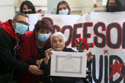 Elsa Esquivel, su madre,  y Marialina González Esquivel, su hermana, recibieron la distinción de la U. de Chile.