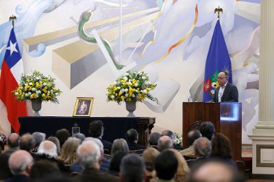 En una concurrida ceremonia la Rectora de la Universidad de Chile Rosa Devés, destacó el trabajo académico del profesor Lizana. "Representó fielmente y con brillantez ese principio central de la Universidad de Chile que tiene como misión servir a Chile.