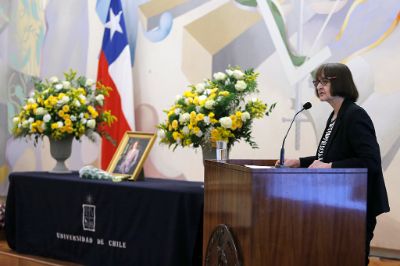 En una concurrida ceremonia la Rectora de la Universidad de Chile Rosa Devés, destacó el trabajo académico del profesor Lizana. "Representó fielmente y con brillantez ese principio central de la Universidad de Chile que tiene como misión servir a Chile.