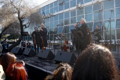 El acto contó con la intervención artística y musical de Nano Stern, quien interpretó canciones de Víctor Jara, y del grupo Quilapayún.