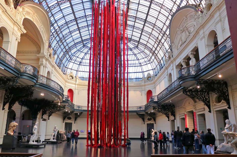 Con su obra “Quipu Womb” (quipu vientre), una gigantesca estructura de lana roja sin hilar de ocho metros que cuelga de un anillo de metal, la poeta, pintora y cineasta Cecilia Vicuña conquistó al mundo el año 2017 en Documenta 14, el encuentro de arte contemporáneo más importante del planeta. La pieza tuvo tal impacto que personas de todas partes iban a ver la prestigiosa exposición en Atenas y preguntaban “dónde está la cosa roja”. Como era de esperar, el majestuoso textil se transformó en la obra más reproducida del evento en todo el orbe. 