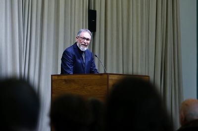 “Pensamos en esta resonancia que habla de un hito, lo que significaron y lo que sigue significando el golpe militar en 1973, y también conectarlo con la recuperación de la democracia en Argentina”, dijo el decano Manetti.