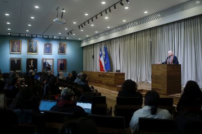  Anibal Jozami, rector Emérito de la Universidad Nacional de Tres de Febrero, relevó la memoria como un ejercicio permanente, ejemplificando la presencia de imágenes de las y los desaparecidos en el plantel. "Cada momento en que se dicta clases, están presentes esas compañeras y compañeros", dijo.