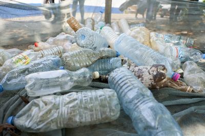 A partir de ahora los almacenes de barrio y tiendas de conveniencia están obligadas a ofrecer bebestibles en envases retornables y recibir las botellas de este formato que entreguen los clientes.