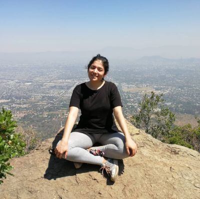 Emiko desde pequeña jugaba en el patio con chanchitos de tierra y hacía casas con pasto y barro. Al ingresar al grupo de guías y scout en la comuna de Ñuñoa –según relata– se desataron de forma inmediata las ganas de vivir y experimentar con la naturaleza. 