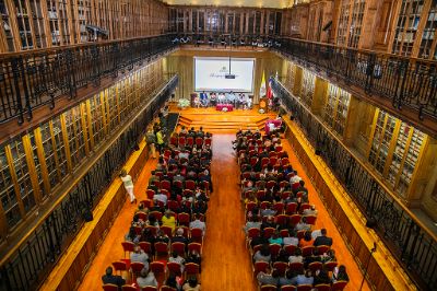 La escuela trabaja con 27 establecimientos educativos con alto índice de vulnerabilidad escolar, provenientes de las regiones Metropolitana, Araucanía, Aysén y Valparaíso.