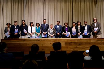 Del Comité Estratégico participaron la Rectora Rosa Devés, la ex presidenta Michelle Bachelet y el ex ministro de Energía de la administración de Sebastián Piñera, Juan Carlos Jobet.