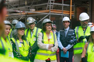 La rectora de la U. de Chile, Rosa Devés, encabezó la visita que realizaron autoridades del plantel, junto a representantes de otros estamentos, a las obras de construcción del proyecto VM20. 