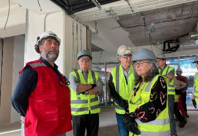 El arquitecto jefe del proyecto, Jorge Iglesis, junto a los decanos Manuel Amaya y Francisco Martínez, y la vicerrectora Josiane Bonnefoy. 