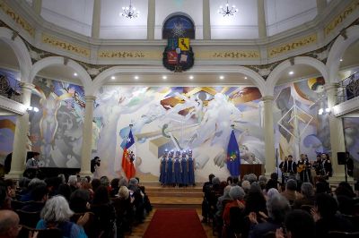 Antes de finalizar la ceremonia, que tuvo lugar en el Salón de Honor, el Bafochi realizó una interpretación inspirada en Violeta Parra y Pablo Neruda.