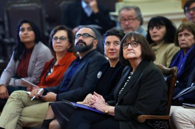 En el acto participaron la Rectora Rosa Devés; la ministra Aisén Etcheverry; el subsecretario Víctor Orellana; la directora nacional de ANID, Alejandra Pizarro; la directora del DEMRE, Leonor Varas; y Juan Eduardo Vargas, ex subsecretario de Educación Superior y actual vicerrector Académico de la Universidad Finis Terrae.